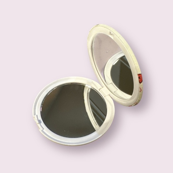 Love Script Compact Cosmetic Mirror – Red Lips & Hearts - Picture 4 of 4